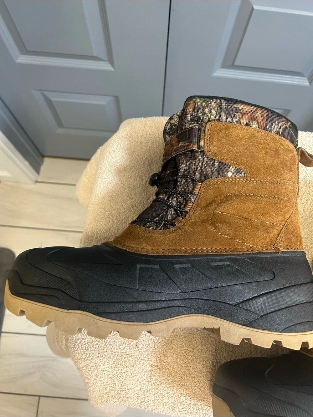 OZARK TRAIL Mossy Oak men’s hunting/snow boots. Size 11. NEW?? Insulated